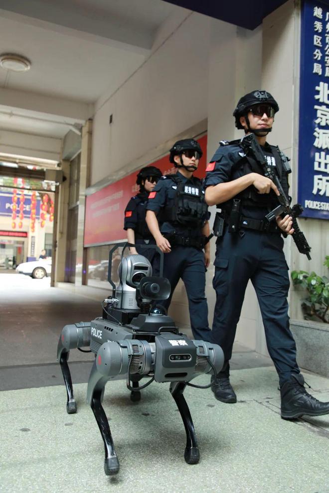 跨境ai智能机器狗【节日我在岗】科技赋能五一安保 警用机器狗步行街协同巡查(图1)